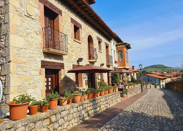 Hospederia Santillana סנטילנה דל מר