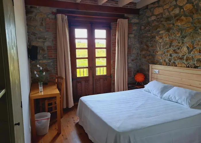 Hospederia Santillana סנטילנה דל מר